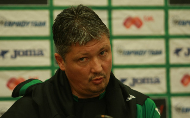 Българският треньор на втория състав на Валенсия Любо Пенев изпадна