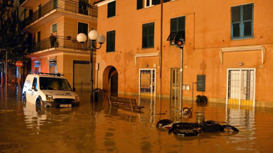 Нова вълна от бури връхлетя Италия, двама изчезнали