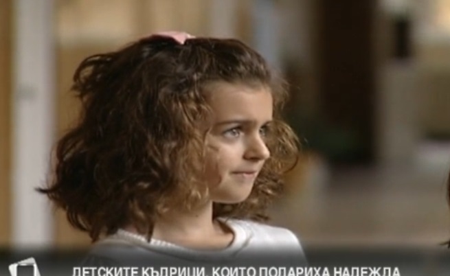 Момиченце отряза косата си заради болната си учителка
