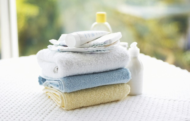 Мокра кърпа  - сложете дрехата на гладка повърхност, покрийте големите гънки с мокра кърпа и притиснете силно с ръце. След това оставете дрехата да изсъхне.