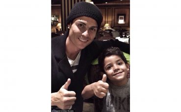 Роналдо отпразнува рекорда със сина си