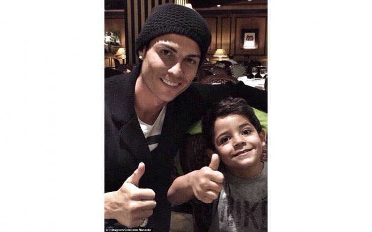 Роналдо отпразнува рекорда със сина си