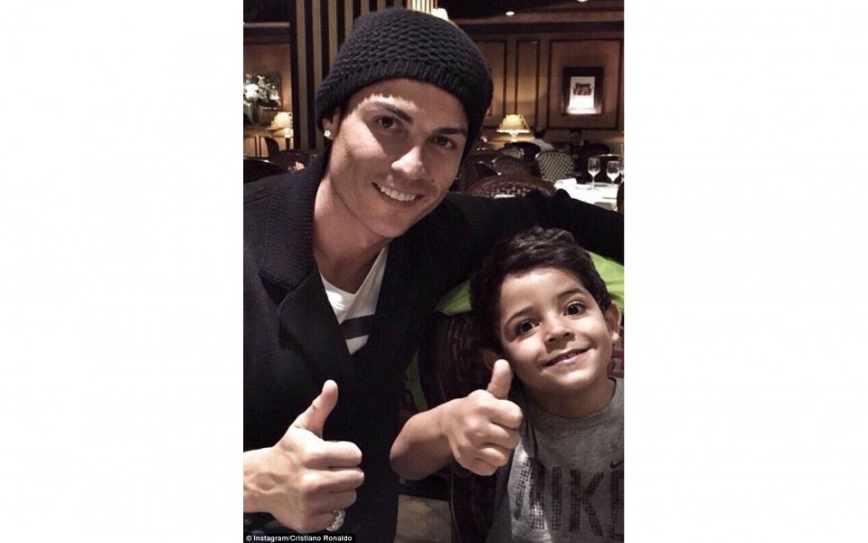 Роналдо отпразнува рекорда със сина си