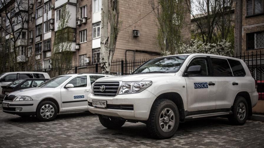 Неизвестни униформени обстрелваха екип на ОССЕ в Източна Украйна