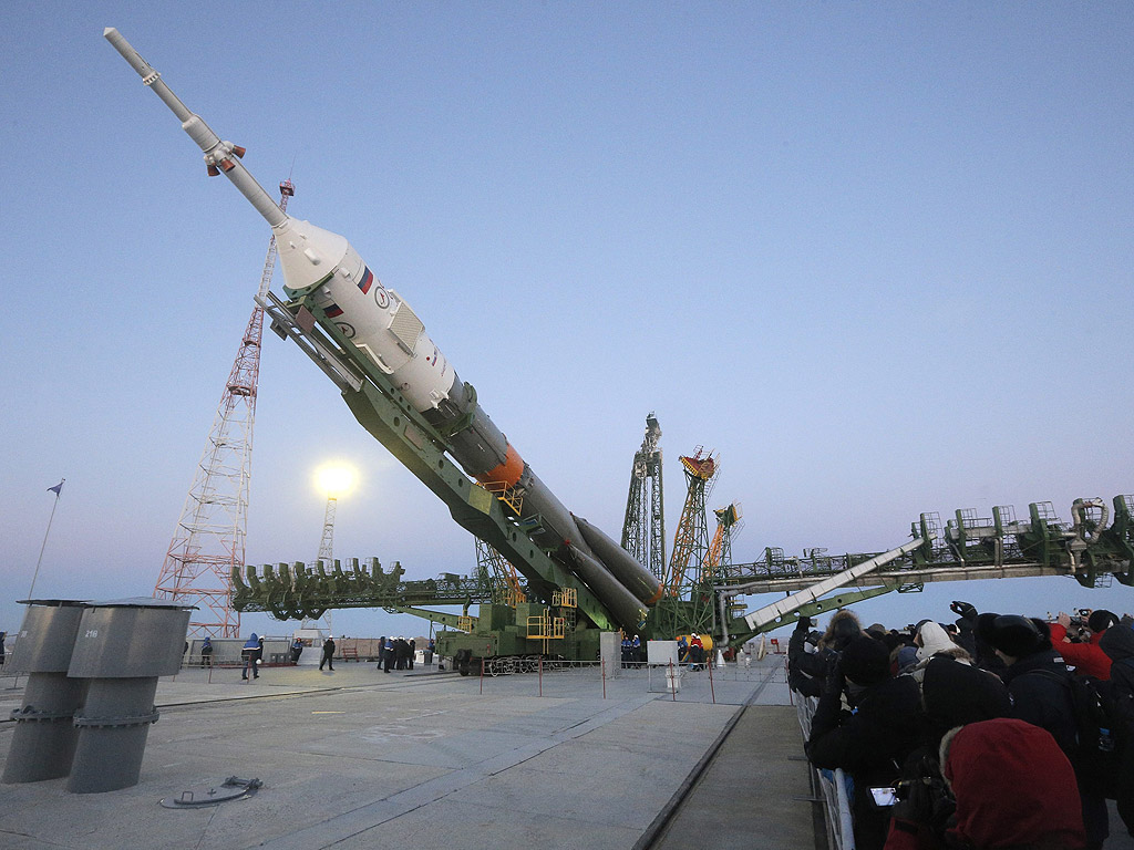 Руската ракета Союз се издига по вертикала на ракетната площадка в Байконур, Казахстан. Ракетата с трима души на борда се планира да излети от космодрума Байконур към Международната космическа станция (МКС) на 23 ноември.