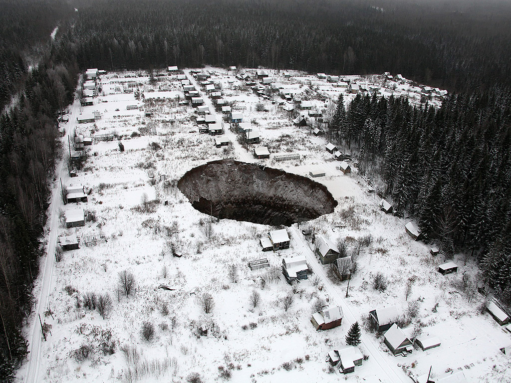Дупка се отвори в земята в района на Перм, в резултат на срутване на мина за калиев карбонат. Минната компания Uralkali обяви, че мината Соликамск-2 е евакуирана, след като била залята със солена вода. Малко след това се е отворила и дупката в земята.