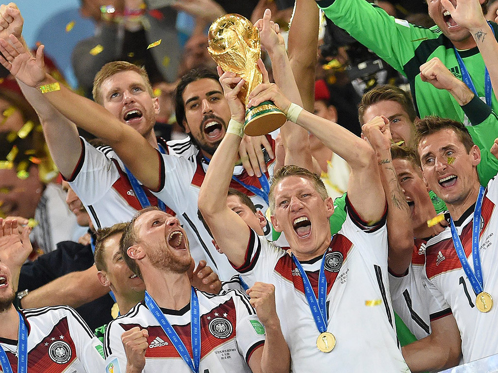 Капитана Бастиан Швайнщайгер и съотборниците му празнуват с трофея на Световната купа по футбол след финала между Германия и Аржентина на Маракана в Рио де Жанейро, Бразилия, 13 юли 2014 г. Германия спечели с 1-0 след продължения.