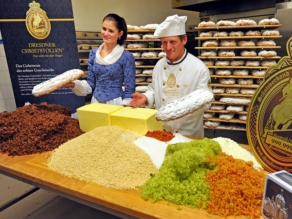 Производители подготвят щолен (традиционен коледен сладкиш) в пекарна в Дрезден, Германия