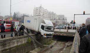 Камион надвисна над река в Шумен (снимки)