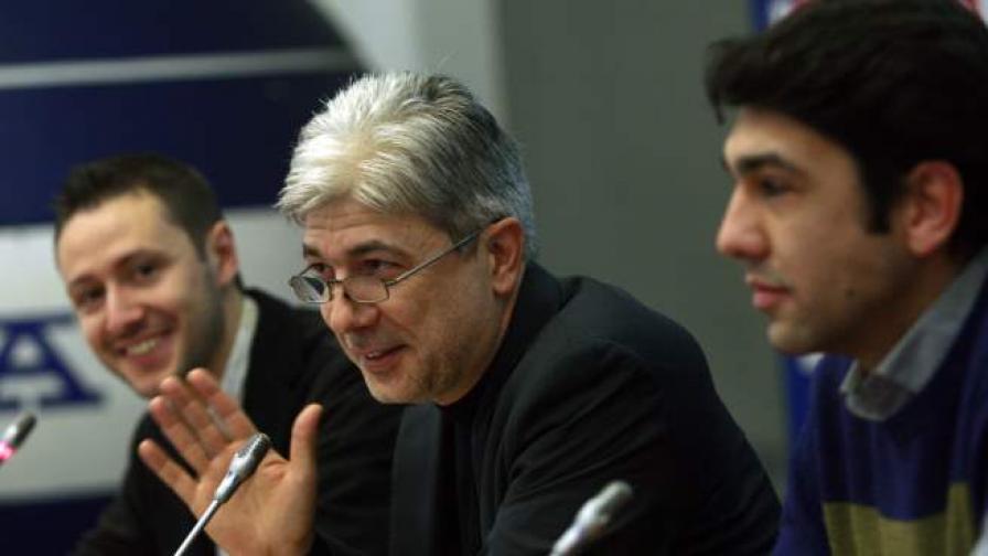 Нено Димов (в средата)