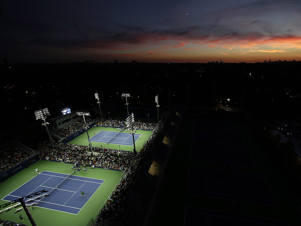 Два мача от тенис турнира Ю Ес Оупън се играят едновременно по залез слънце в Манхатън, Ню Йорк, на 29 август.