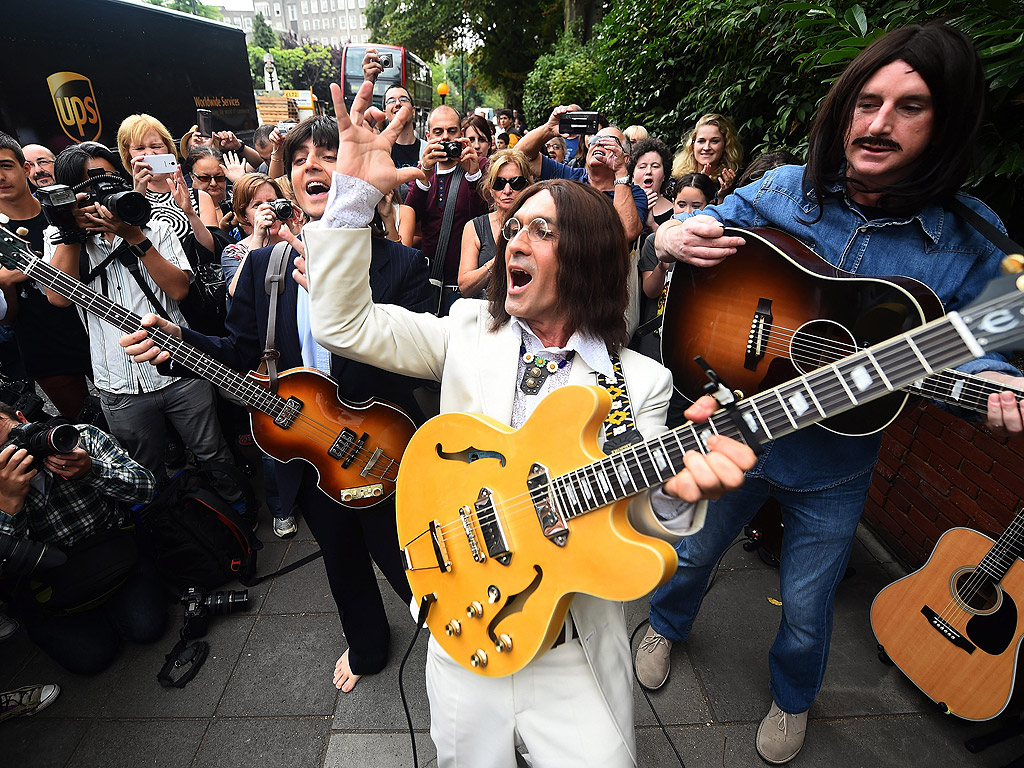 Музиканти и актьори от мюзикъла Let It Be по музика на „Бийтълс“ изпълняват песни на групата пред студио „Аби роуд“ в Лондон, Великобритания, на 8 август