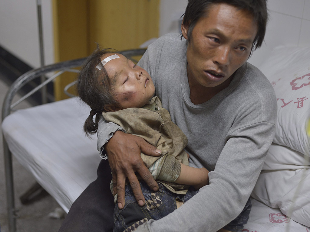 Пострадали от силно земетресение в Китай чакат за помощ в болница на 4 август.