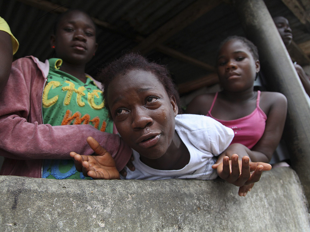 Млада жена оплаква свой близък, загинал от ебола в Монровия, Либерия, на 8 август