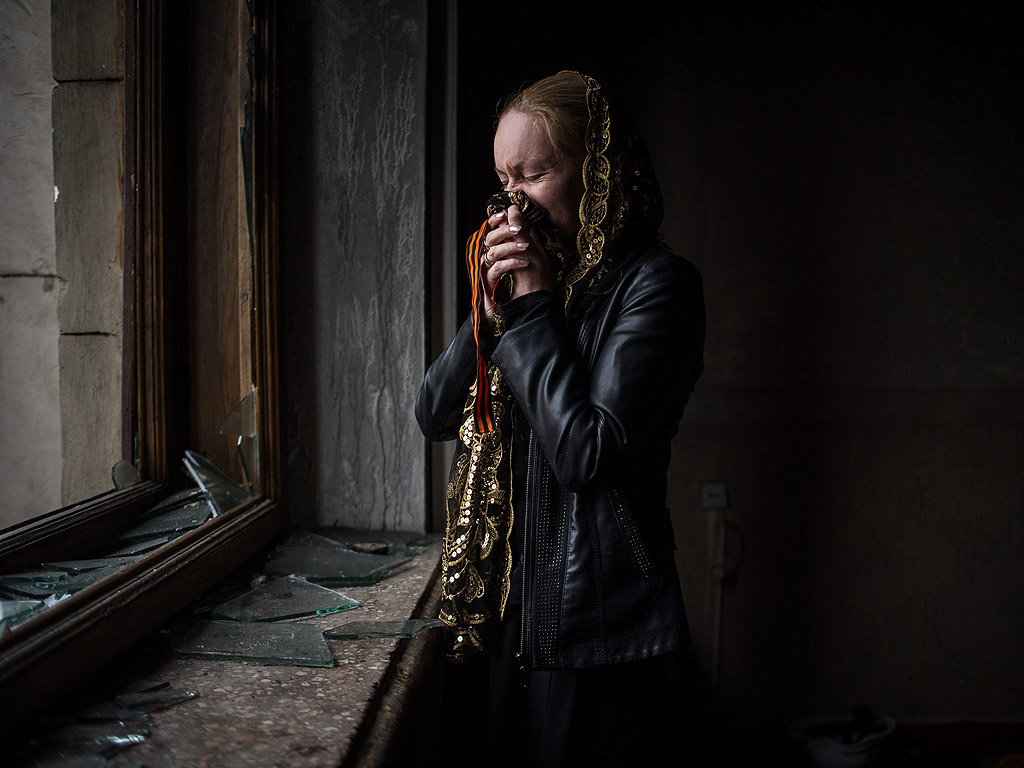 4 май. Жена плаче в Дома на профсъюзите в Одеса. Два дни по-рано при пожар в сградата загинаха над 30 души. Пожарът избухна по време на сблъсъци между проукраински и проруски демонстранти.