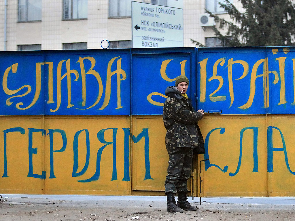 В Украйна доброволческото движение за подпомагане на армията и силите за самозащита е много добре развито. Украинците подкрепят армията си според способностите и възможностите си. Те даряват пари, храна, топли дрехи, лекарства. Някои правят дрехи, бронежилетки, дори печки – все неща, които може да липсват на войниците в студените окопи. Други помагат на ранените или изнасят патриотични уроци в училищата, пращат лични пакети, писма и детски рисунки на фронта. Трети дори предават личните си автомобили на армията или цялото им семейство живее на една заплата, а другата даряват.