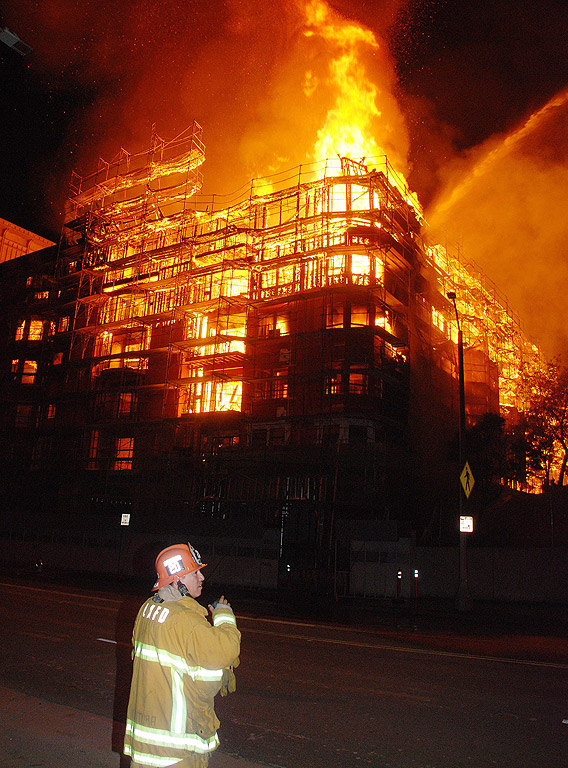 Повече от 200 пожарникари работят за контрол над масивен пожар, който разрушава седем-етажна сграда в строеж в центъра на Лос Анджелис, Калифорния. Сградата е напълно разрушена, а от жегата на пожара силно повредени са две съседни сгради