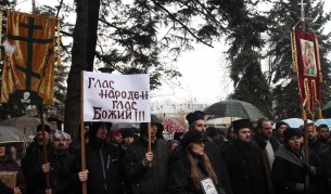 Духовници и миряни пред Синодалната палата изказват несъгласието си с избора на Дионисий за епископ