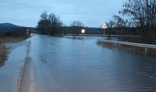 Прелялата Тунджа затвори пътя Казанлък – Стара Загора