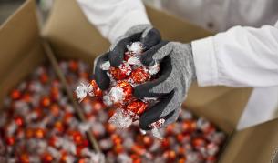 В Италия откриха само 50 т откраднати бонбони „Линд“