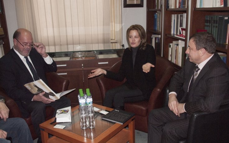 Костадинова награди шефа на световното карате със златна значка