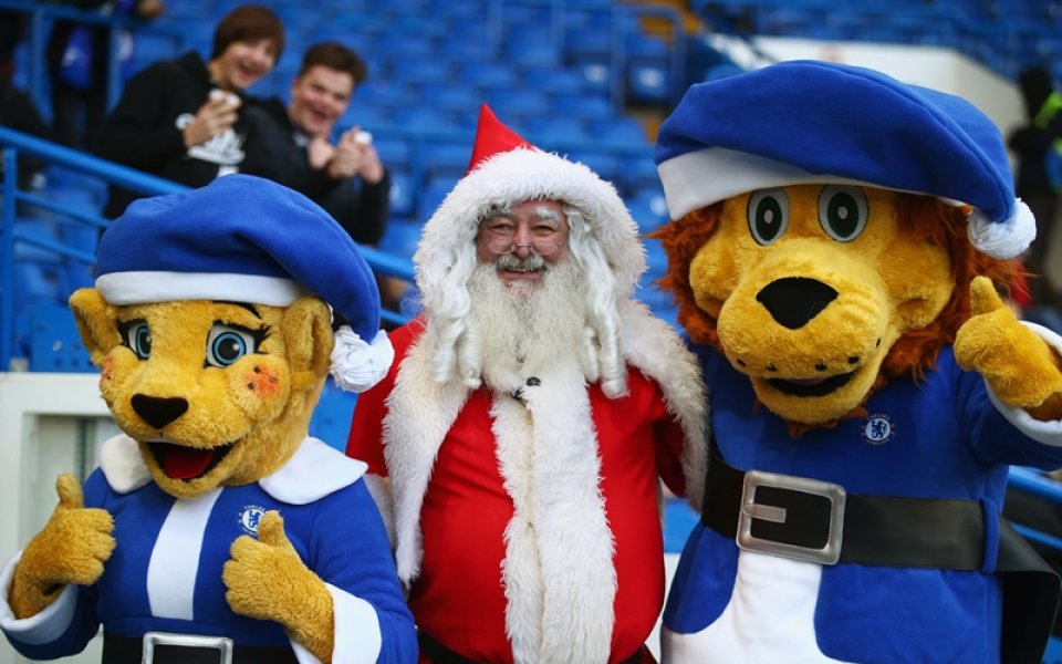 Дядо Коледа вече обикаля стадионите, посети 