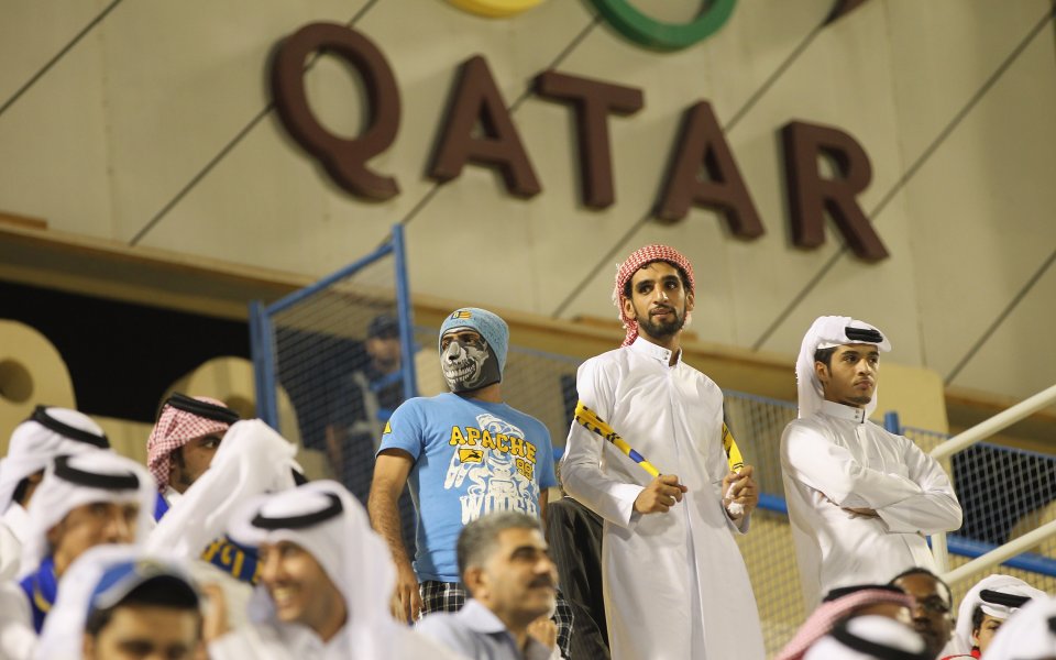 Плащат на сезонните работници в Катар, за да бъдат фенове