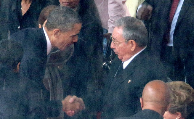 Обама и Кастро се ръкуваха на погребението на Нелсън Мандела