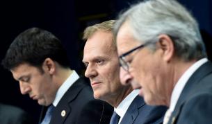 Председателят на Европейския съвет Доналд Туск (в средата), шефът на ЕК Жан-Клод Юнкер (на преден план) и италианския премиер Матео Ренци