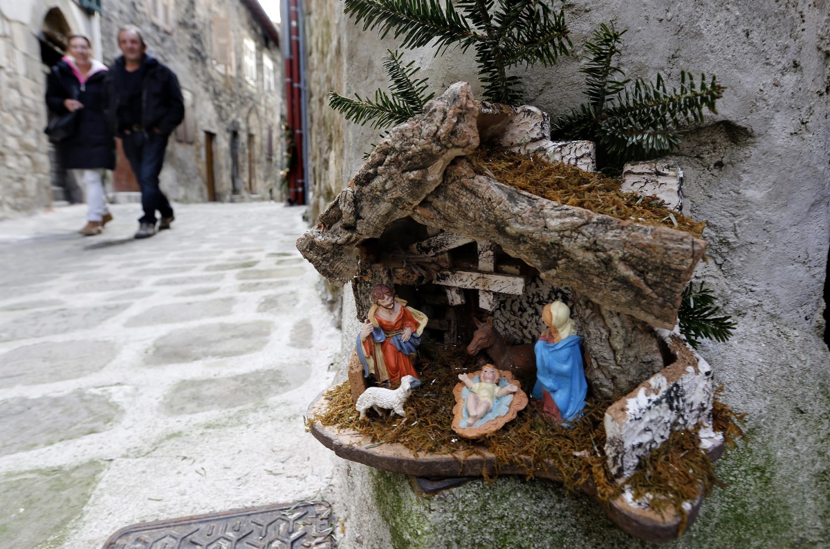 В Люсерам, Югоизточна Франция, макети пресъздават сцени от Рождество Христово