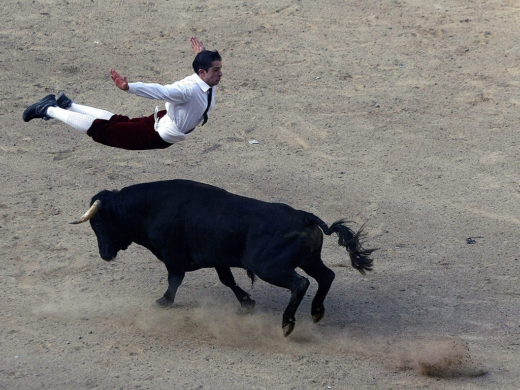 Член на "Los Recortadores" от Испания прави салто по време на представление с бик на арената в град Кали, Колумбия.