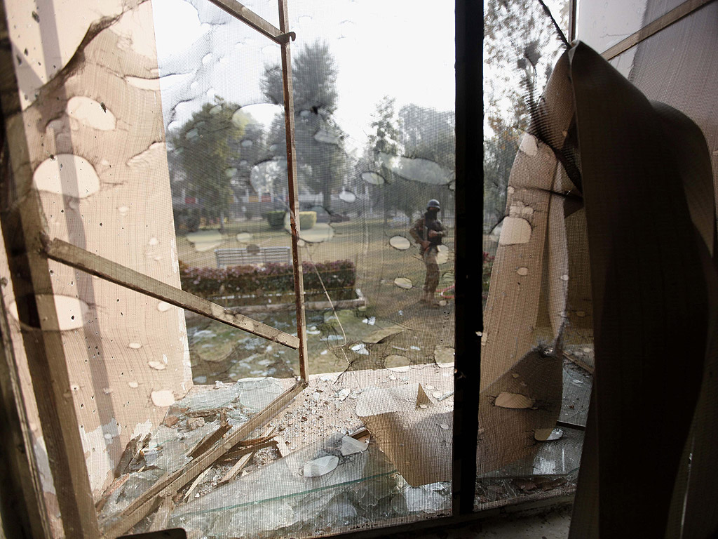 17 декември. Опустошена класна стая в училището в пакистанския град Пешавар, в което талибани избиха 132 деца и девет души училищен персонал