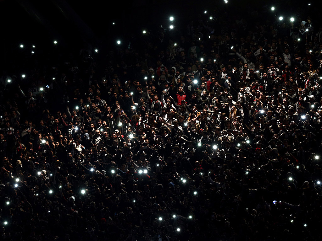 11 декември. Срещата от група С на турнира Лига Европа между „Бешикташ“ и „Тотнъм“ беше прекратена за 15 минути заради проблеми с електрозахранването.