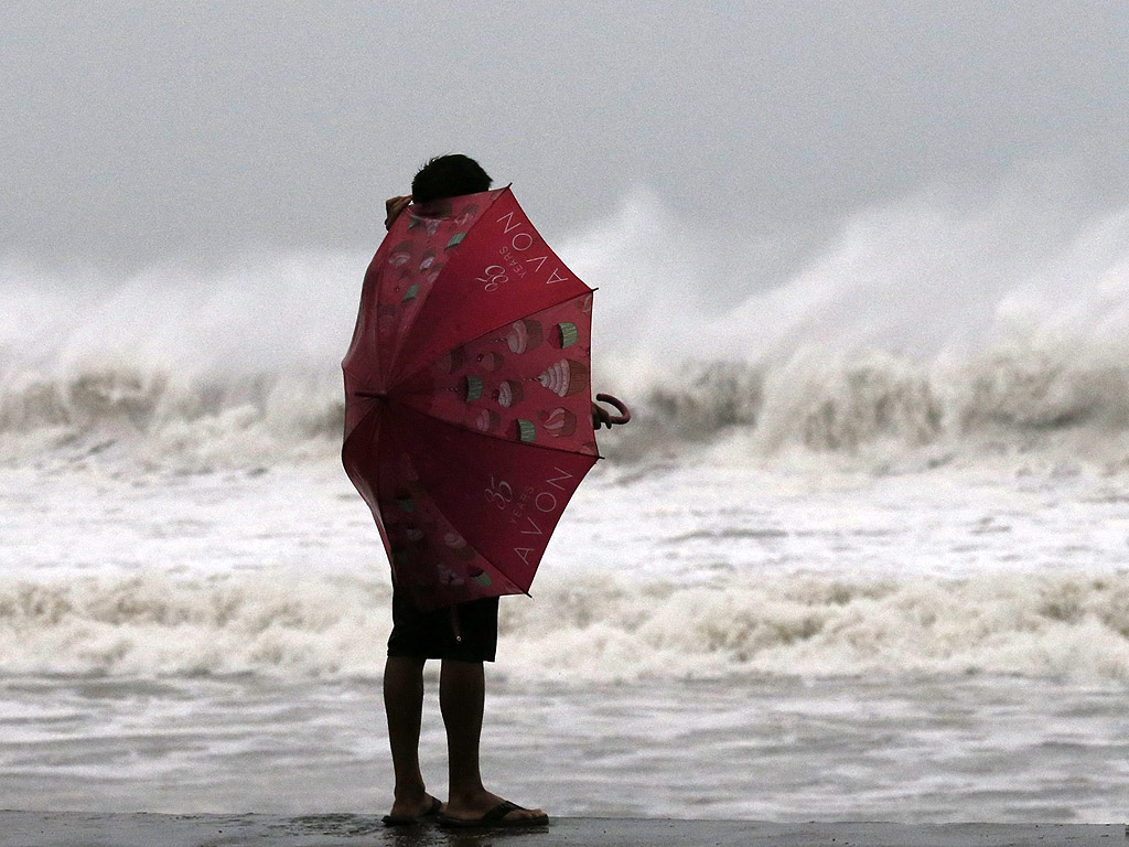 6 декември. Филипинец гледа вълните, причинени от тайфуна Хагупит.