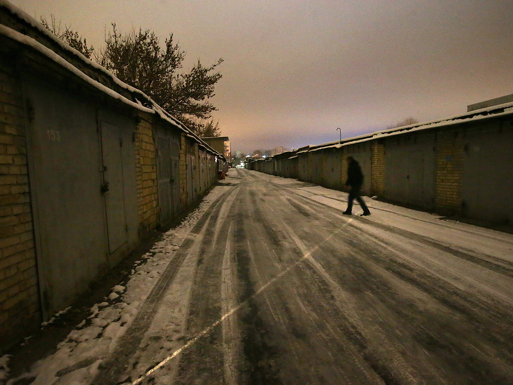 Мъж броди измежду дълга линия гаражи в Киев, Украйна. Някои от тези гаражи служат за складове за хуманитарна помощ, предоставяна от украинците за войниците, които се бият в източната част на страната с проруски сепаратисти.