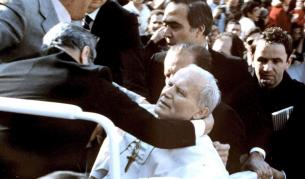 Али Агджа положил цветя на гроба на папа Йоан-Павел II