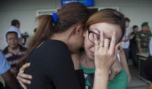 Близки на пътниците от изчезналия самолет