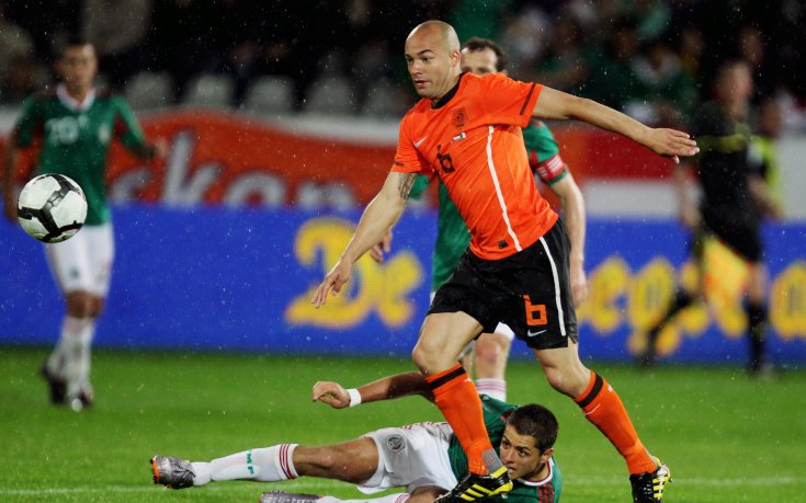 Бивш холандски национал си търси работа в социалните мрежи