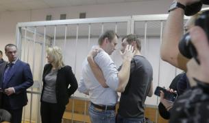 Алексей Навални (в ляво, със светлата риза) и брат му Олег в съда днес