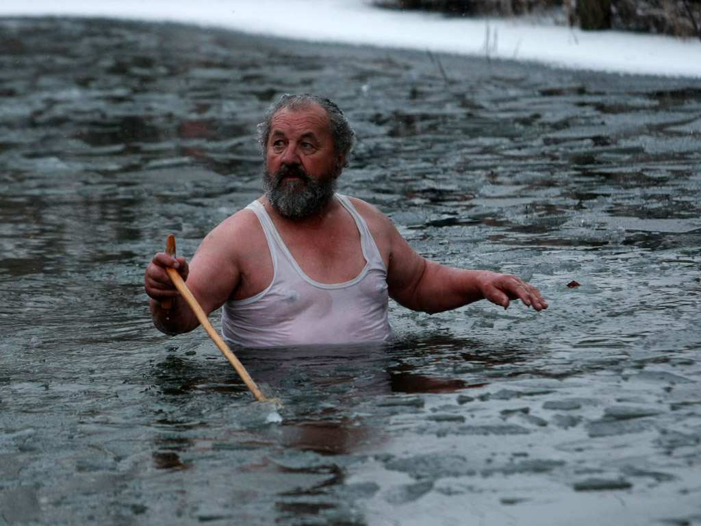 Мъжкото ледено хоро във водите на река Тунджа по повод Богоявление или Йордановден в Калофер