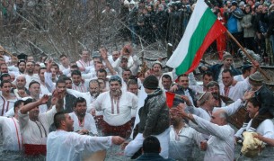 Мъжкото ледено хоро във водите на река Тунджа по повод Богоявление или Йордановден в Калофер