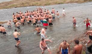 А те продължават да скачат в ледените води