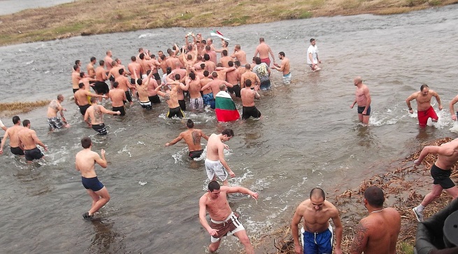 А те продължават да скачат в ледените води