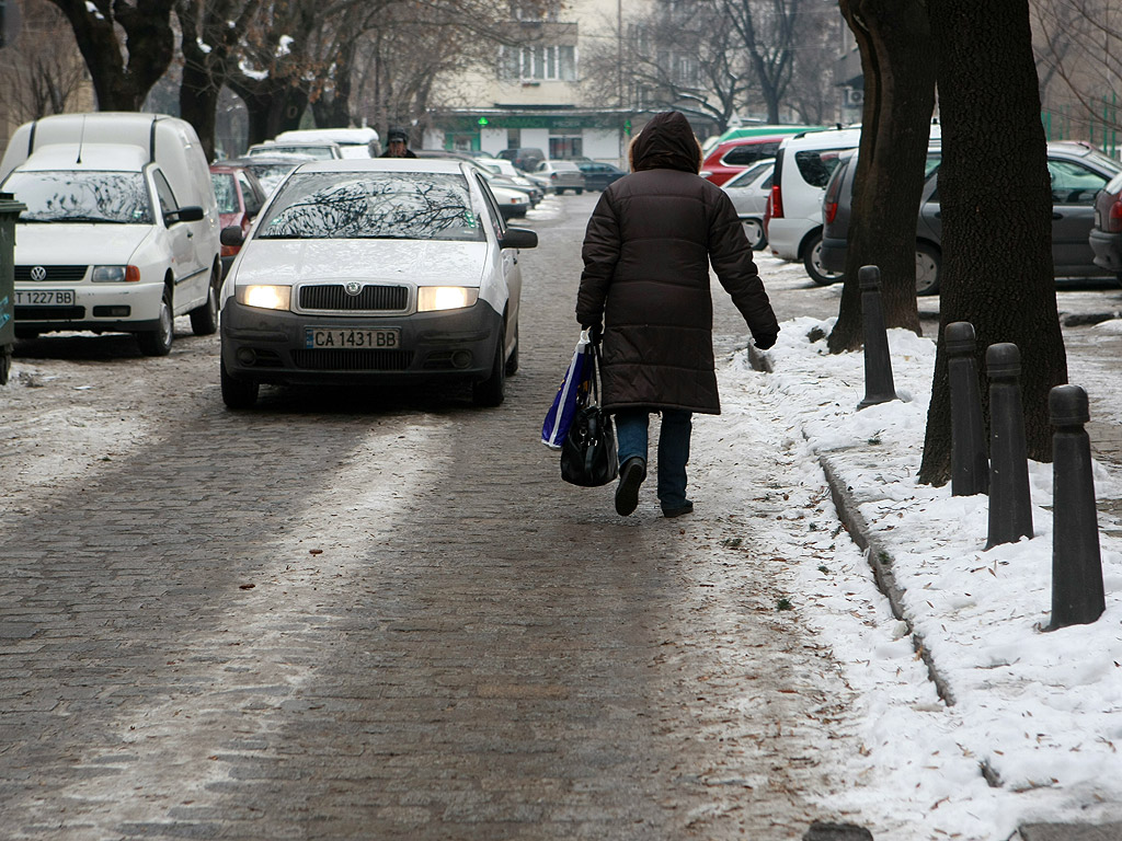 Все още на много места в столицата тротоарите са в лед, въпреки че последните дни сняг не е валял. Почистването на част от тротоарите е задължение на почистващите фирми. Пространствата около блокове, кооперации и търговски обекти трябва да се почистят от живеещите и работещите там.