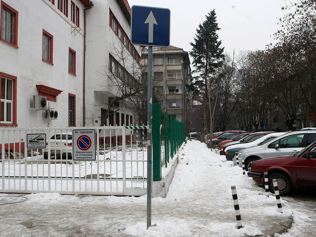 Все още на много места в столицата тротоарите са в лед, въпреки че последните дни сняг не е валял. Почистването на част от тротоарите е задължение на почистващите фирми. Пространствата около блокове, кооперации и търговски обекти трябва да се почистят от живеещите и работещите там.