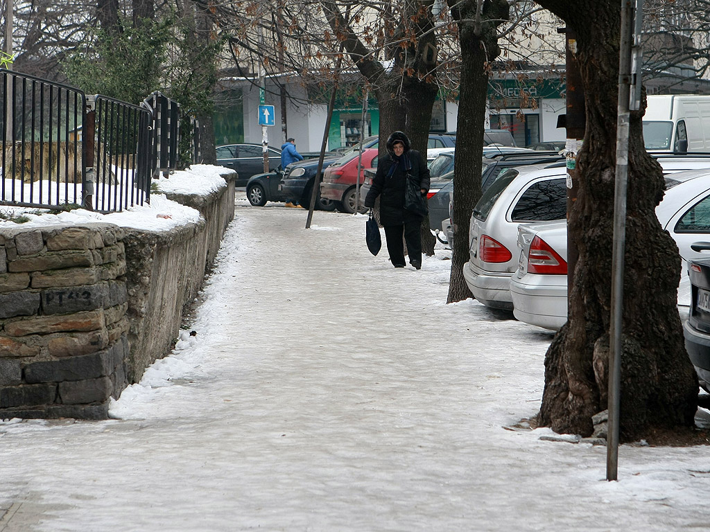 Все още на много места в столицата тротоарите са в лед, въпреки че последните дни сняг не е валял. Почистването на част от тротоарите е задължение на почистващите фирми. Пространствата около блокове, кооперации и търговски обекти трябва да се почистят от живеещите и работещите там.