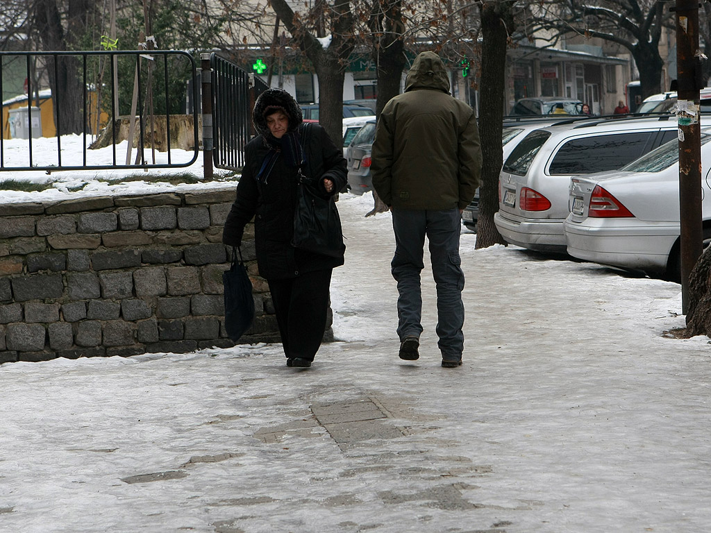 Все още на много места в столицата тротоарите са в лед, въпреки че последните дни сняг не е валял. Почистването на част от тротоарите е задължение на почистващите фирми. Пространствата около блокове, кооперации и търговски обекти трябва да се почистят от живеещите и работещите там.