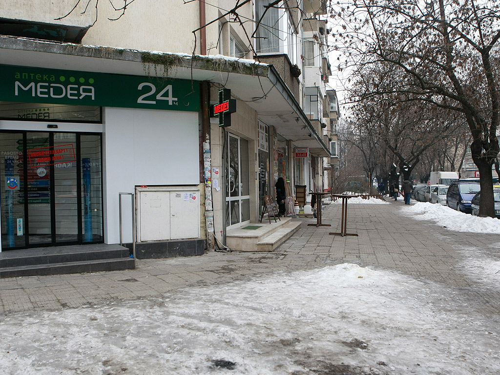 Все още на много места в столицата тротоарите са в лед, въпреки че последните дни сняг не е валял. Почистването на част от тротоарите е задължение на почистващите фирми. Пространствата около блокове, кооперации и търговски обекти трябва да се почистят от живеещите и работещите там.