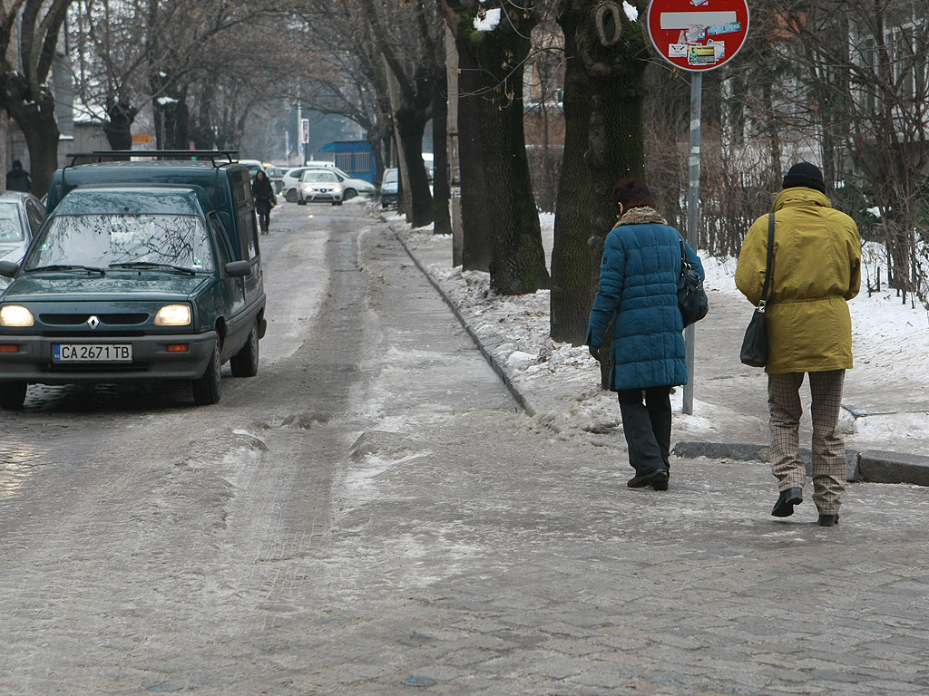 Все още на много места в столицата тротоарите са в лед, въпреки че последните дни сняг не е валял. Почистването на част от тротоарите е задължение на почистващите фирми. Пространствата около блокове, кооперации и търговски обекти трябва да се почистят от живеещите и работещите там.