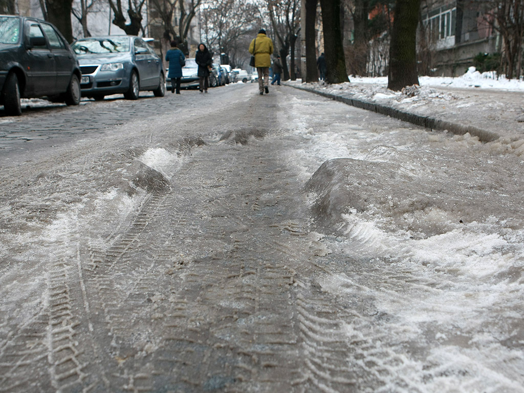 Все още на много места в столицата тротоарите са в лед, въпреки че последните дни сняг не е валял. Почистването на част от тротоарите е задължение на почистващите фирми. Пространствата около блокове, кооперации и търговски обекти трябва да се почистят от живеещите и работещите там.